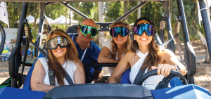 נוסעים ברכב רייזר קוואסאקי טירקס בטיול שטח מודרך